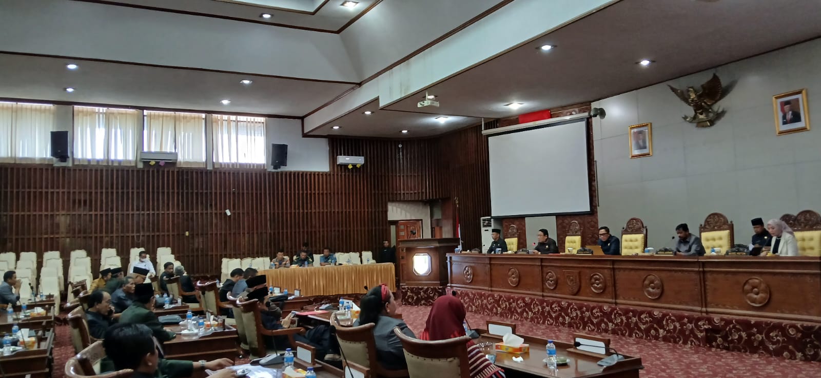 Rapat Paripurna DPRD Provinsi: Laporan Hasil Reses dan Pengambilan Keputusan 3 Raperda Ditunda