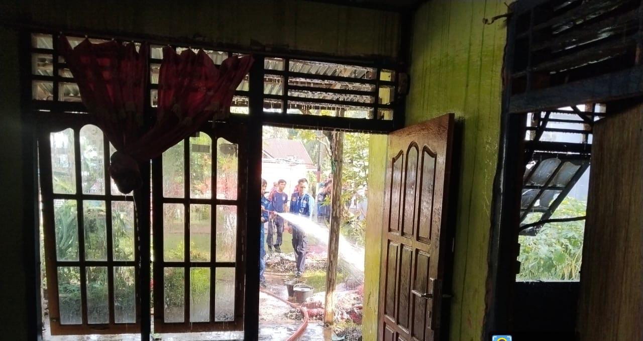 Gara-gara Puntung Rokok, Rumah Warga Desa Tanggo Batu Seluma Nyaris Dilalap Api