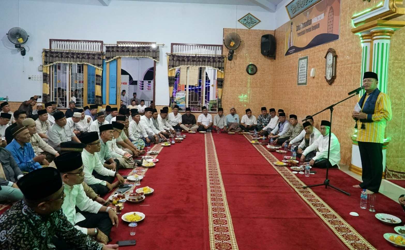 Safari Ramadhan di Lebong, Gubernur Rohidin Mersyah Serahkan Hibah ke Masjid Al-Falah