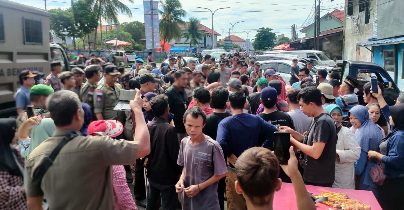Penertiban PKL di Pasar Minggu, Satpol PP Cekcok dengan Pedagang
