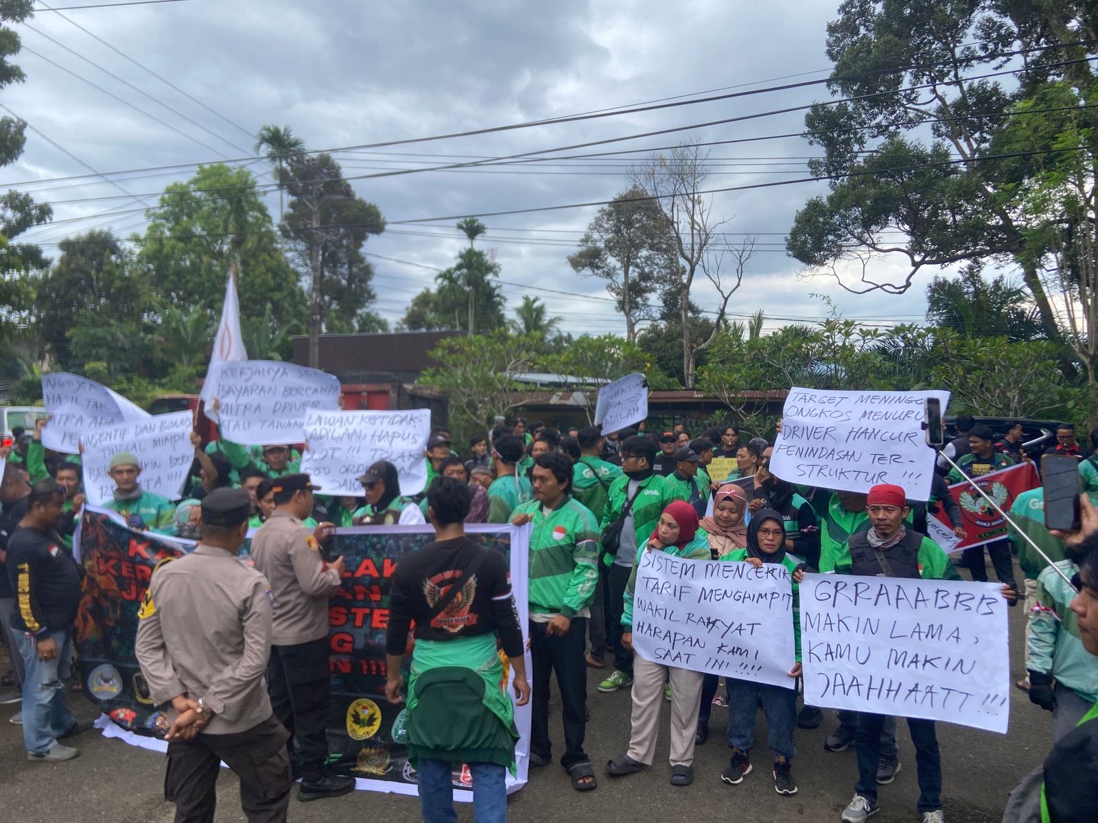 Protes Kebijakan Baru Aplikator, Driver Grab Datangi DPRD Kota Bengkulu Minta Perlindungan