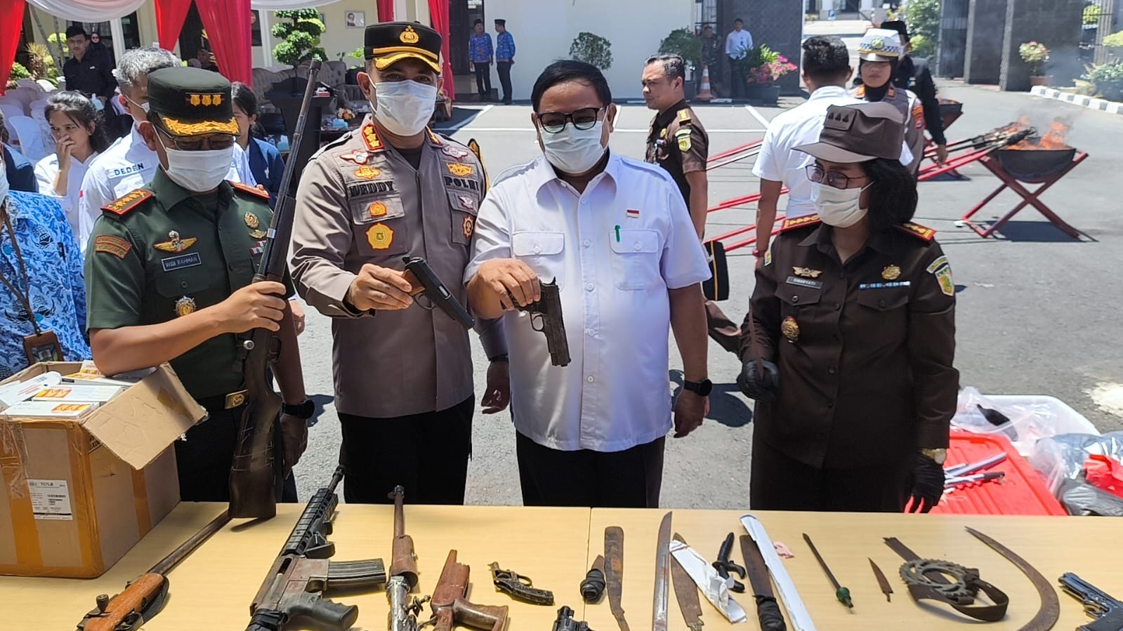 Kejari Bengkulu Musnahkan Barang Bukti Sabu hingga Senjata Api