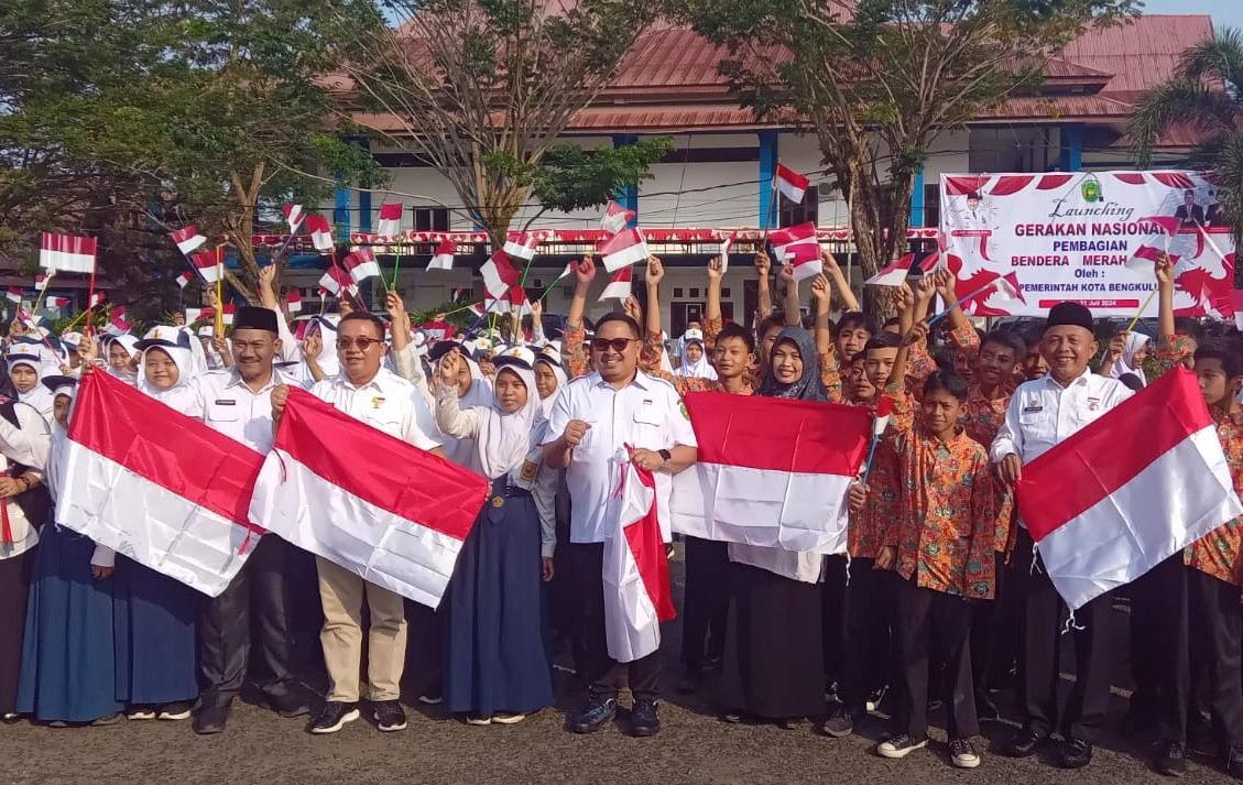 Pj Walikota Bengkulu Bagikan Ribuan Bendera Merah Putih Jelang Hari Kemerdekaan RI ke-79