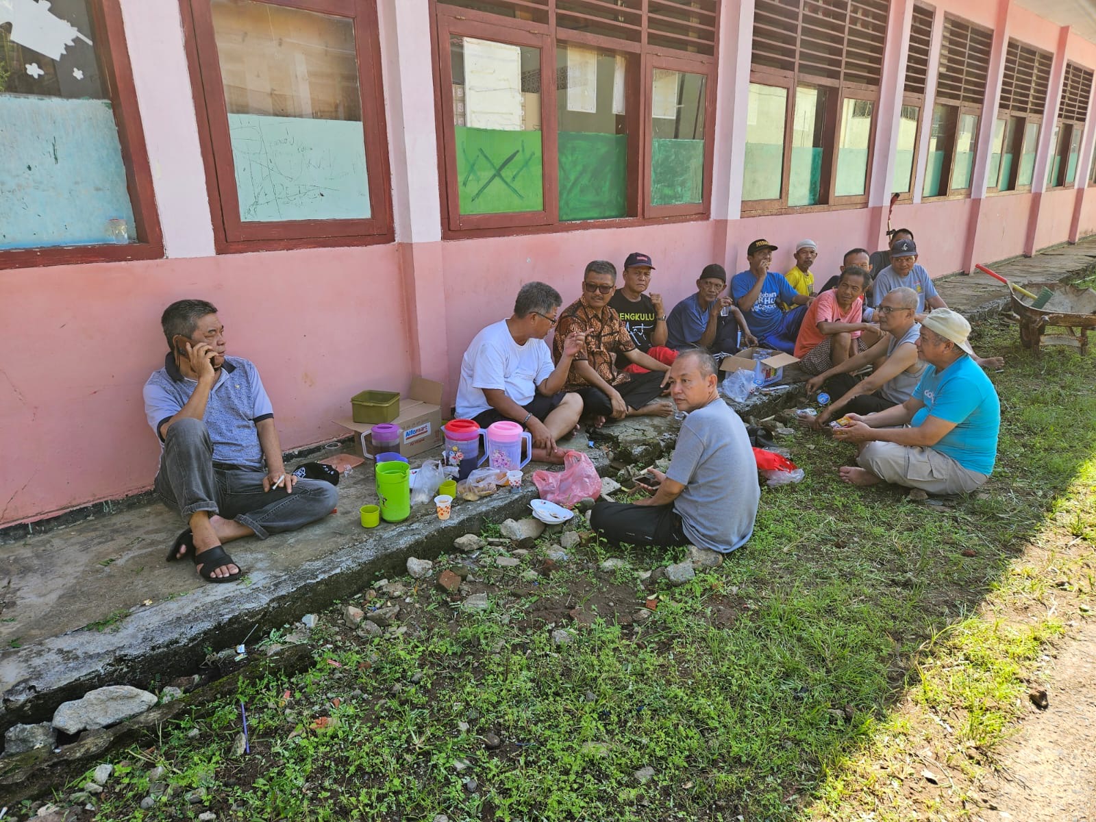 Minggu Pagi, Sukatno Bersama Warga Cempaka Permai Gotong Royong dan Bahas Gagasan Daur Ulang Sampah