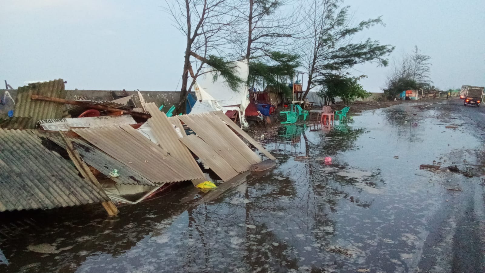 Warung di Pantai Abrasi Mukomuko Hancur Dihantam Ombak