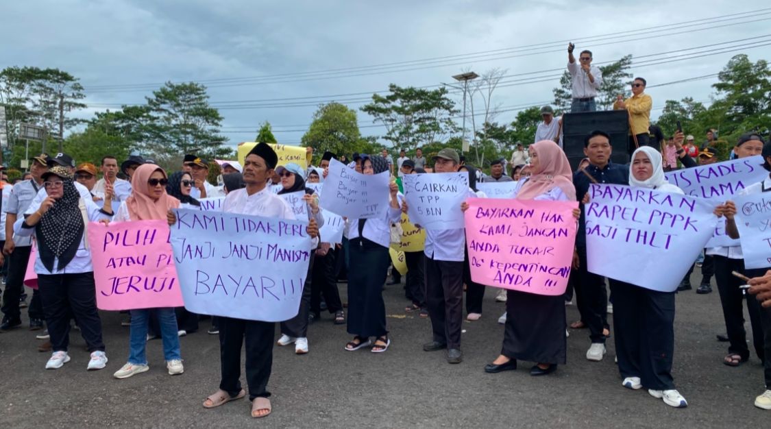 Tuntut Hak TPP Belum Dibayarkan, Pejabat Pemkab Lebonmg Cuek dengan Aksi Demo Ratusan ASN