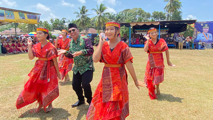 Meriahkan HUT Provinsi Bengkulu ke-55, Yurman Hamedi Gelar Pagelaran Budaya di Desa Karya Bakti