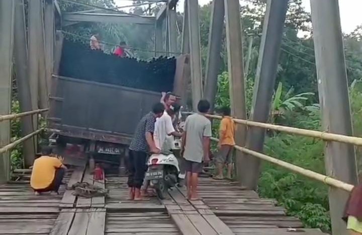 Truk Bermuatan Pipa Terperosok di Jembatan Bukit Makmur, Jalan Hanya Bisa Dilewati Motor