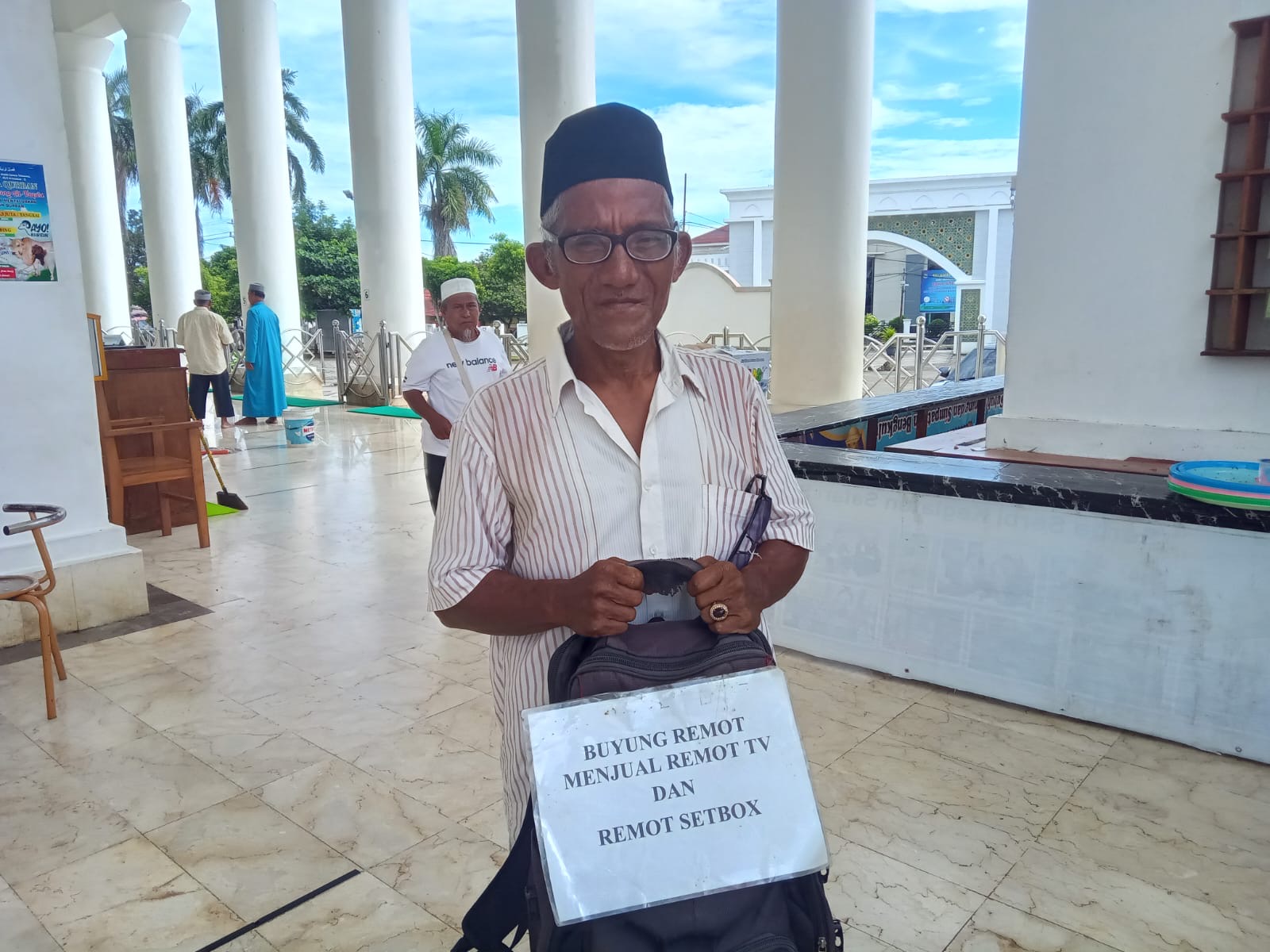 Perjuangan Ayah di Bengkulu Mencari Rezeki, Keliling Jualan Remot TV