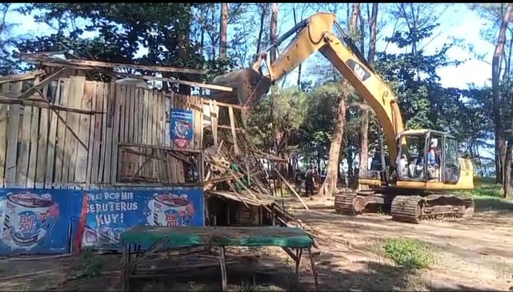 Penataan Pantai Panjang, Pemkot Bengkulu Gunakan Alat Berat Bongkar Paksa Lapak Liar