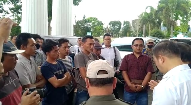 Antrean BBM Penuh, Masyarakat Minta Warga Lokal Diutamakan