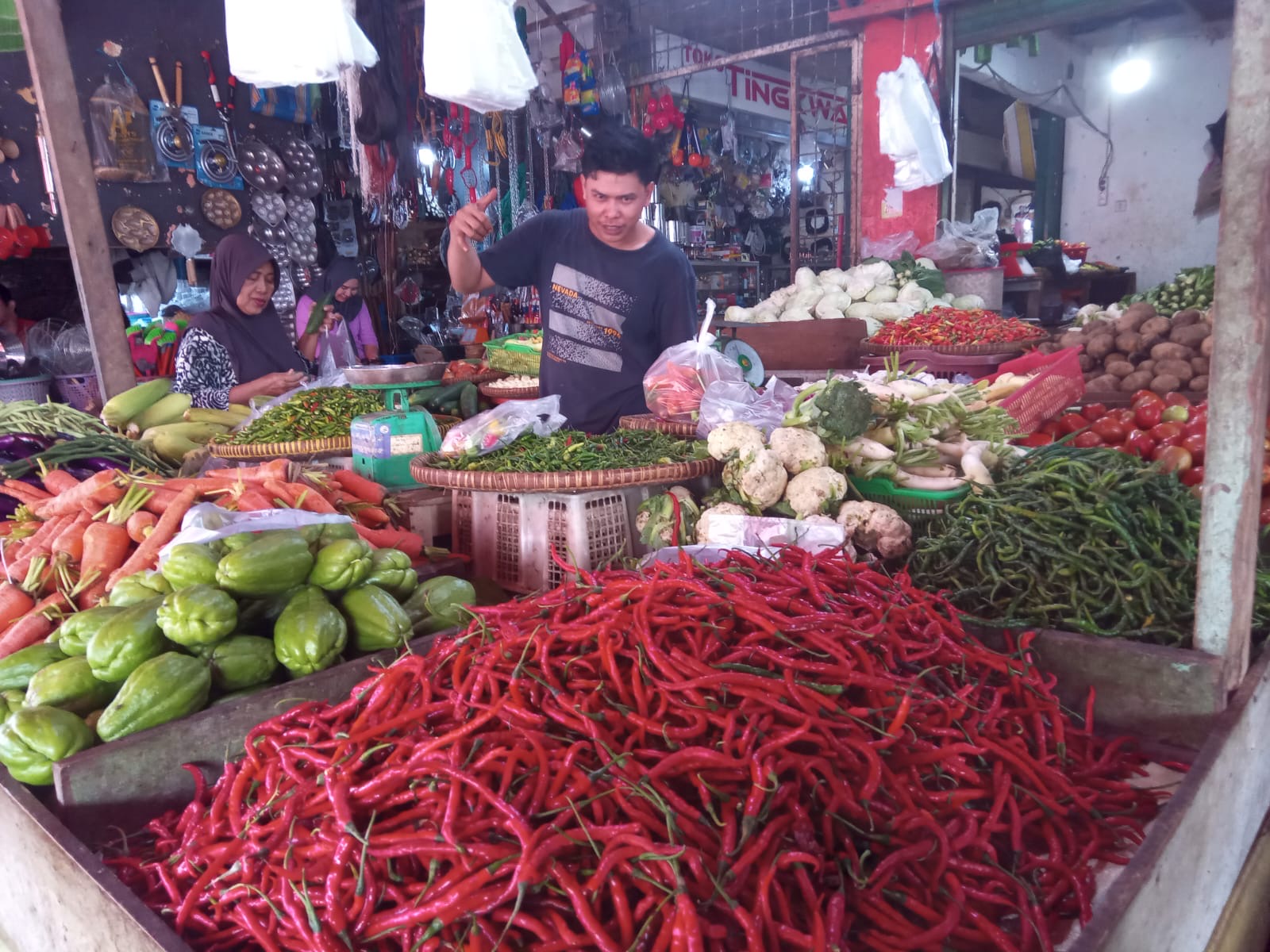 Harga Ayam dan Telur di Pasar Minggu Kompak Turun, Tomat Naik 100 Persen