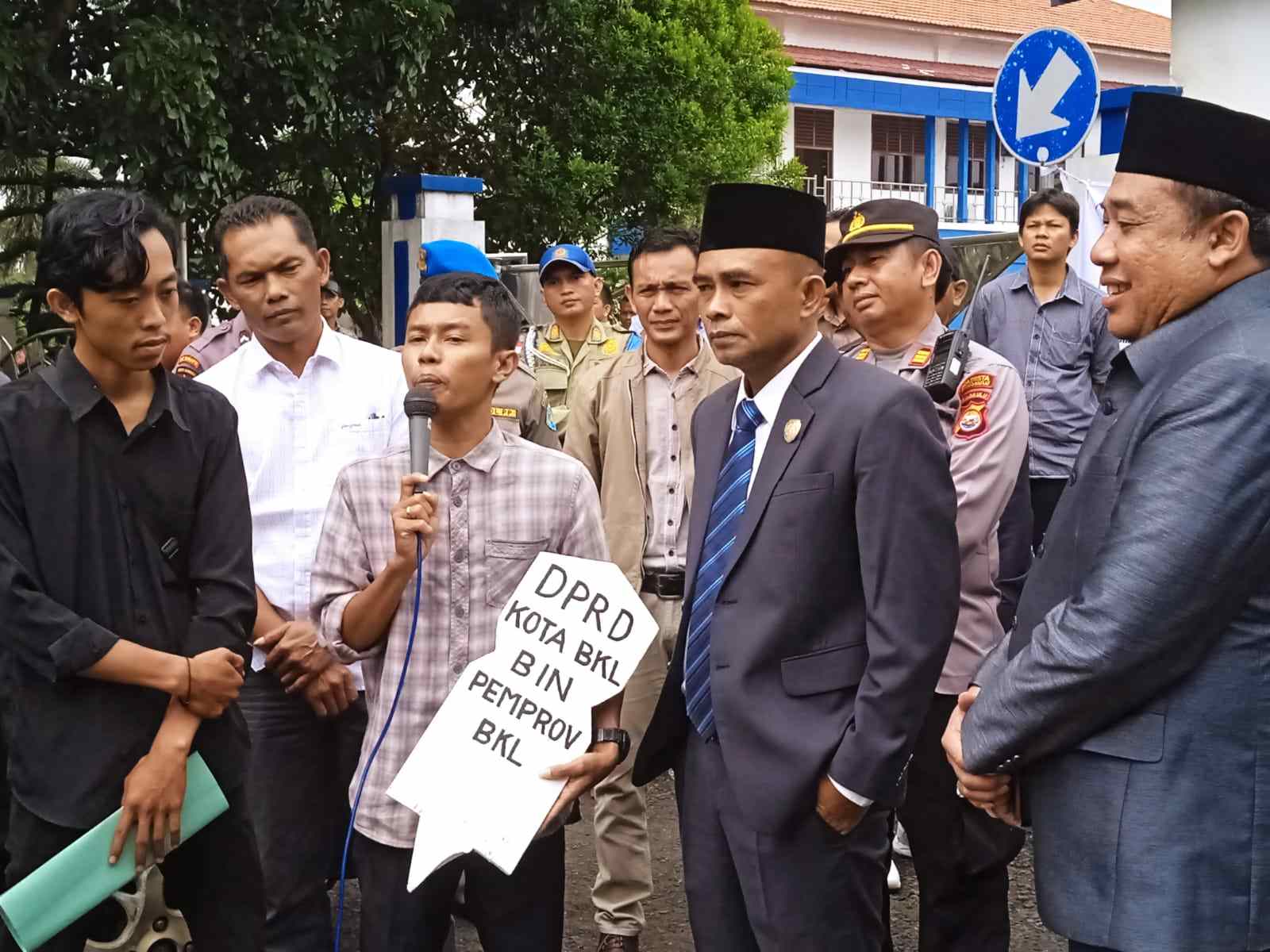 Aksi Massa di Depan Kantor DPRD Kota Bengkulu, Pendemo Bawa Nisan