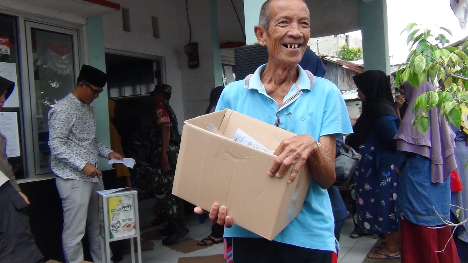Polda Bengkulu Bagikan 125 Paket Sembako di Kelurahan Malabro