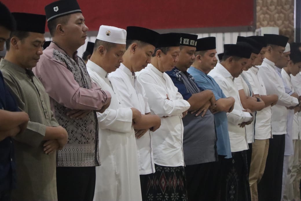 Tanpa Kehadiran Kapolda Bengkulu, Salat Idulfitri di Aula Adem Berjalan Khidmat dan Penuh Kebersamaan