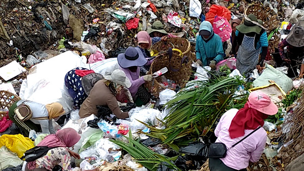Kisah Pemulung TPA Air Sebakul Bengkulu, Mengais Sampah Demi Rupiah
