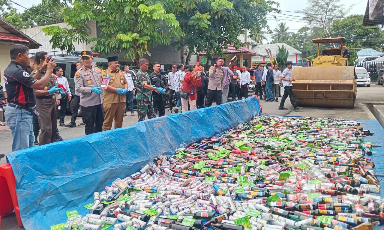 Musnahkan Hasil Operasi Pekat Nala 2, Ribuan Botol Miras dan Ratusan Sachet 'Obat Batuk' Dilebur 