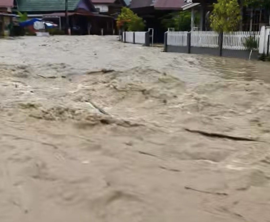 Banjir Rendam Desa di Bingin Kuning Lebong, Jalur Muara Aman–Curup Lumpuh