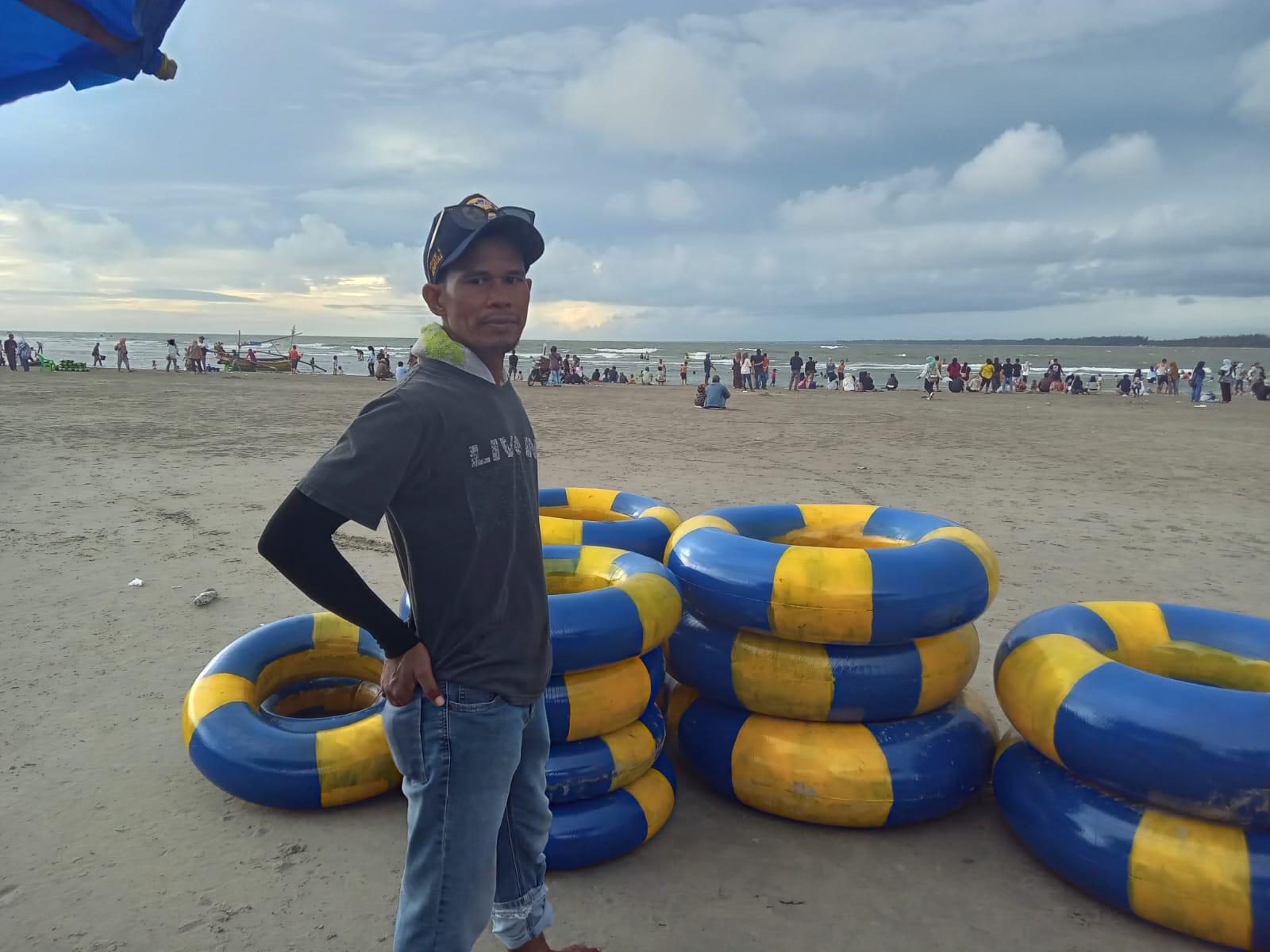 Jasa Penyewaan Ban di Pantai Zakat Bengkulu Raup Cuan Melimpah Saat Libur Lebaran