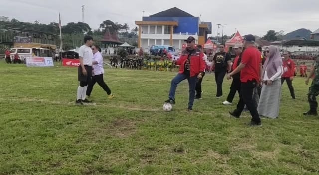 Tendang Bola Pertama, Wakil Bupati Kepahiang Buka Kompetisi SSB Garuda Anak Nusantara 