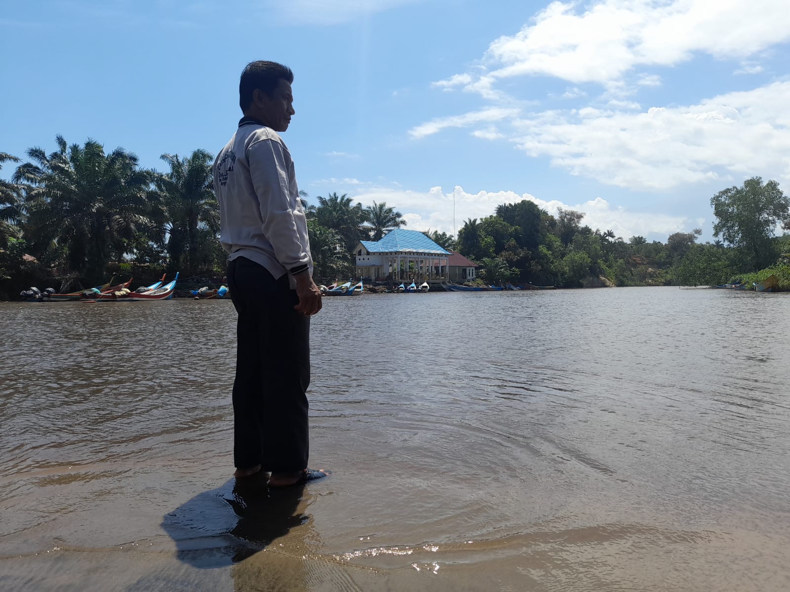 Air Sungai Serangai Menghitam, Diduga Tercemar Limbah Perusahaan