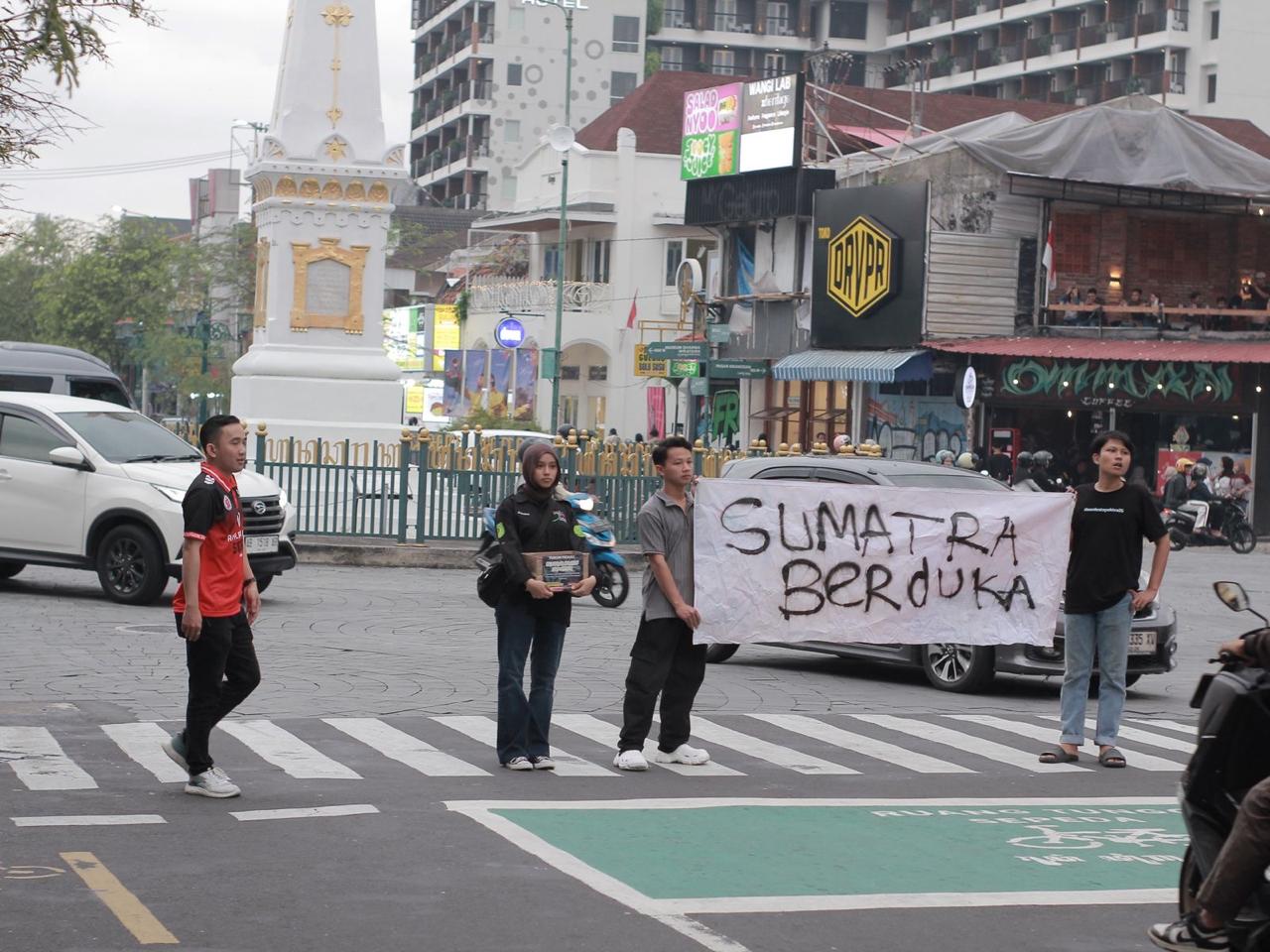 IKPMPB-Y dan Organisasi Mahasiswa Kedaerahan Gelar Aksi Galang Dana Peduli Sumatera di Tugu Yogyakarta