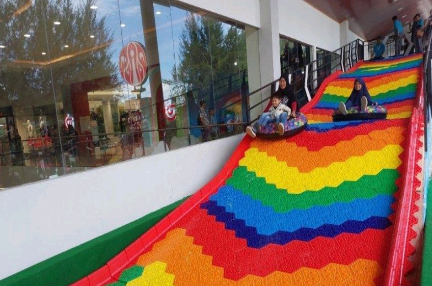 Wahana Rainbow Slide di Bencoolen Indah Mall, Destinasi Liburan Keluarga yang Menarik 