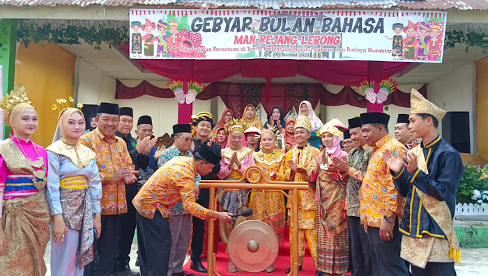 Gebyar Bulan Bahasa MAN Rejang Lebong Sajikan Ragam Nusantara