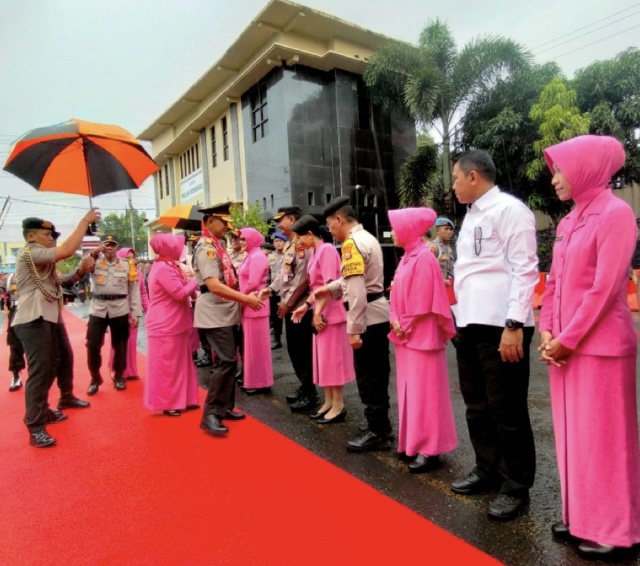 Suasana Hujan Iringi Tradisi Penyambutan Kapolda Bengkulu, Irjen Pol Armed Wijaya
