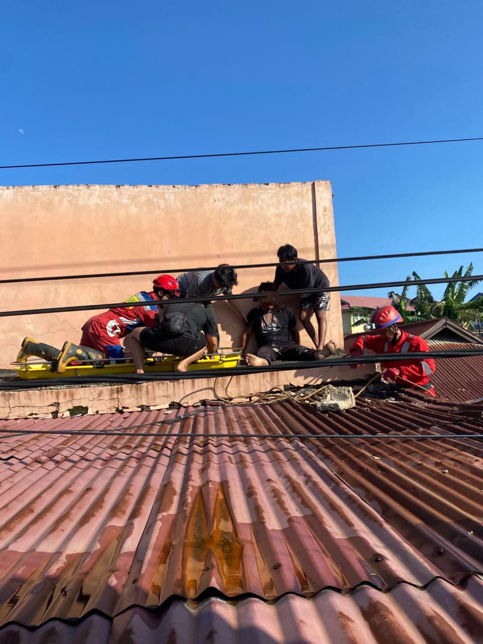 Perbaiki Genteng Bocor, Pria 50 Tahun Tersengat Listrik Saat Berada di Atas Atap