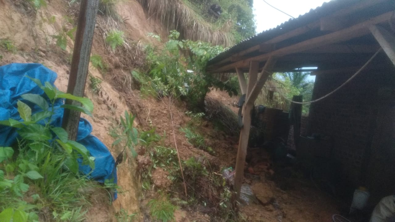 Hujan Deras di Seluma, Dapur Rumah Warga Tertimpa Material Longsor