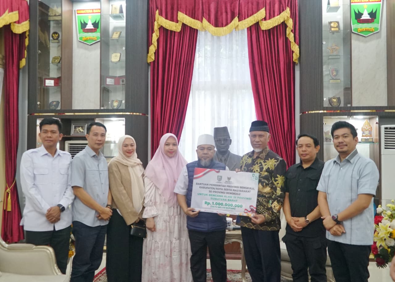 Gubernur Helmi Hasan Antar Langsung Bantuan Rp 1 Miliar untuk Korban Bencana di Sumatera Barat