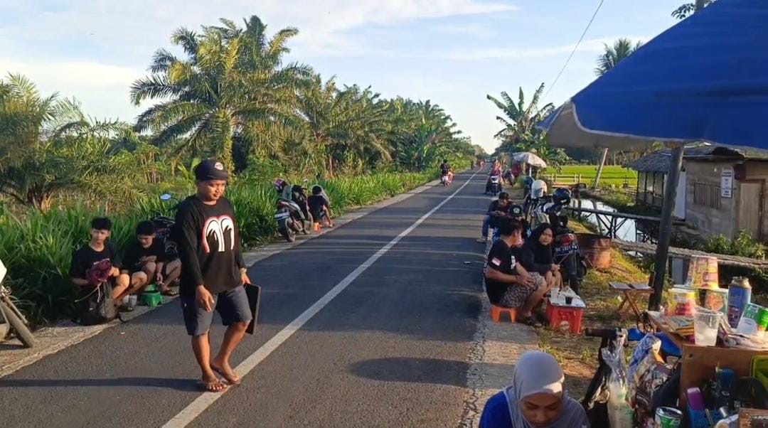 Hamparan Sawah Talang Semut Jadi Spot Nongkrong dan Ladang Rezeki Pedagang di Seluma