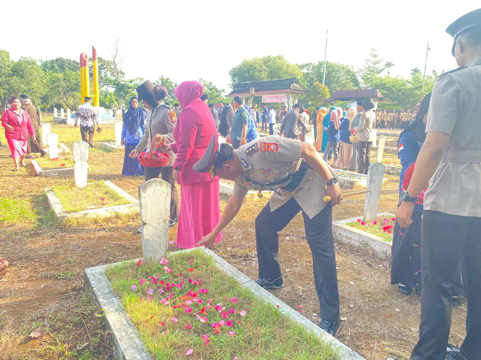 Jelang HUT RI, Pemkab dan Forkopimda Bengkulu Selatan Ziarah dan Tabur Bunga di TMP Semaku