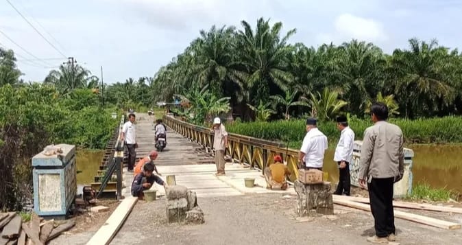 Tanggapi Keluhan Warga, Pemkot Bengkulu Perbaiki Jembatan di Kelurahan Padang Serai