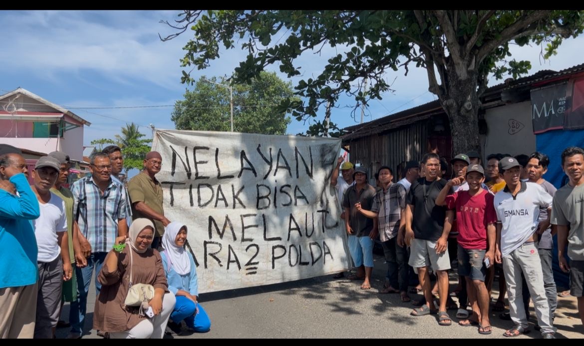 Protes Penahanan BBM, Puluhan Nelayan Malabero Gelar Aksi Bakar Ban di Jalan