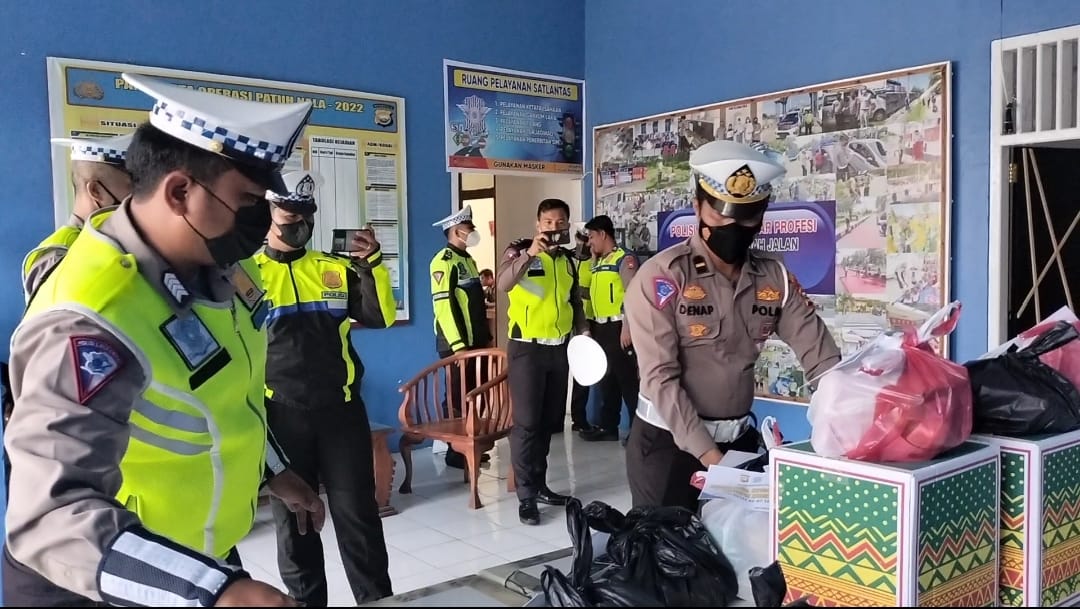 Satlantas Polres Mukomuko Berbagi 300 Paket Sembako