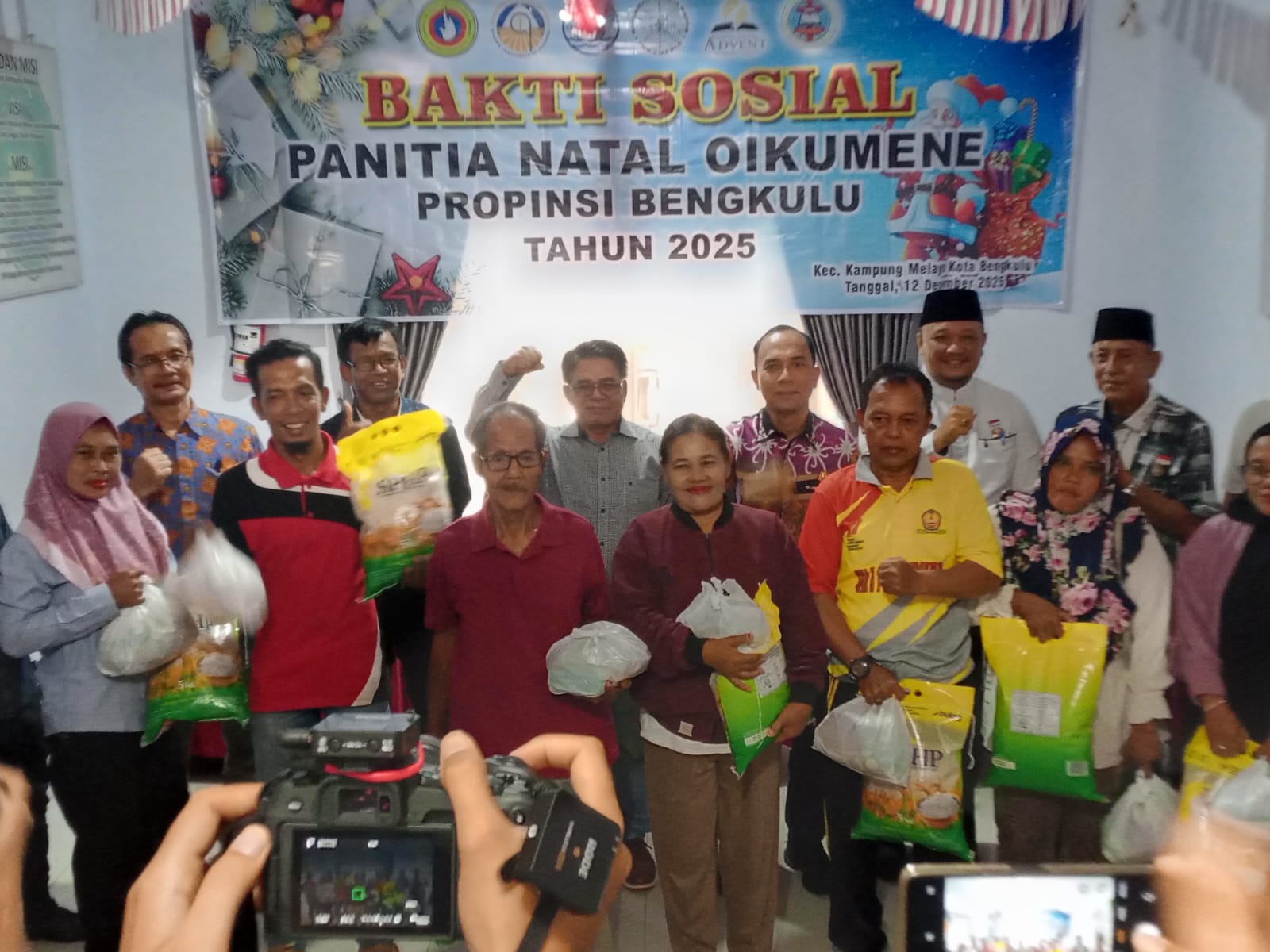 Rayakan Natal, Panitia Natal Oikumene Bengkulu Bagikan 250 Paket Sembako untuk Warga Kampung Melayu
