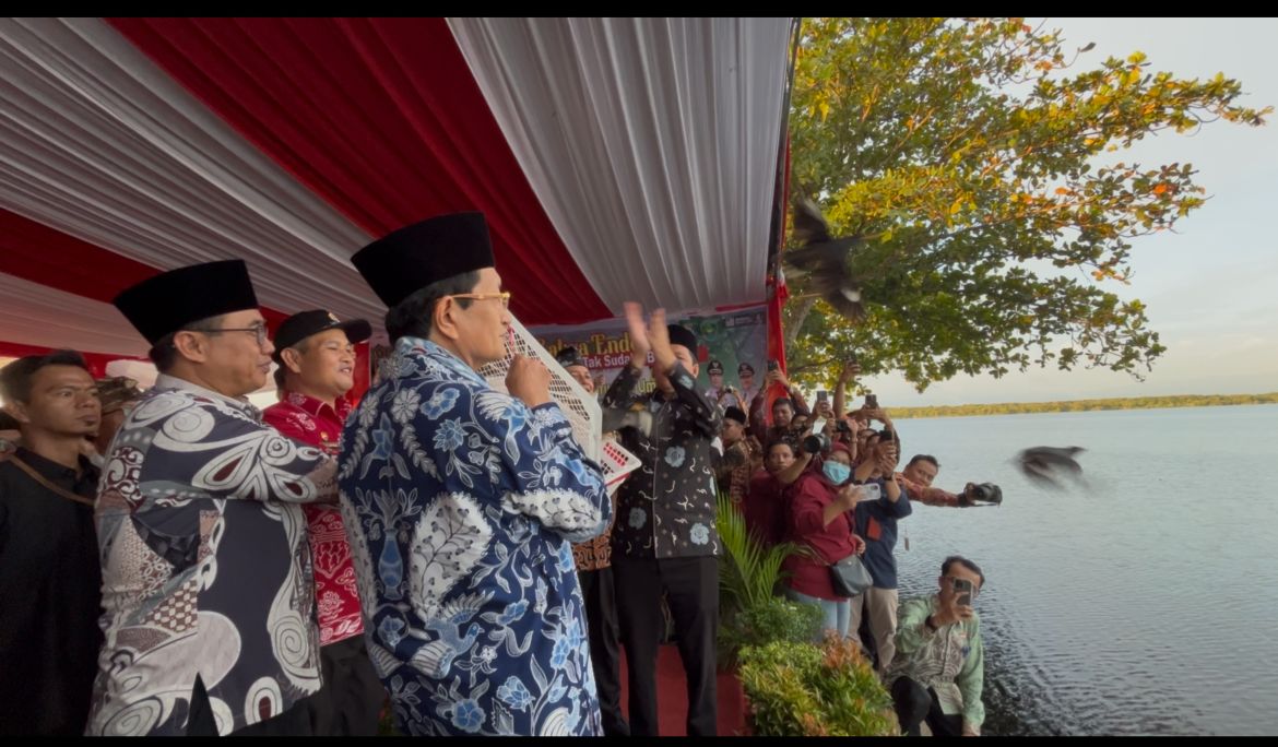 Jaga Ekosistem Alam, Menteri Agama Lepas Ribuan Bibit Ikan dan Burung di Danau Dendam Tak Sudah