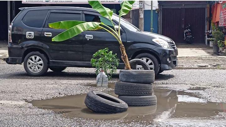 Jalan Berlubang Ditanam Pohon Pisang, Warga: Sering Terjadi Kecelakaan Mas, Kami Kesal dan Kecewa