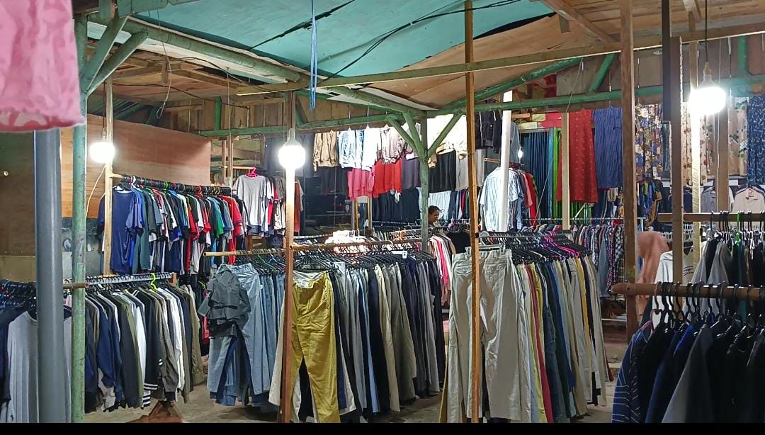 Pedagang Thrift Tetap Kekeuh Berjualan, di Tengah Larangan Impor Baju Bekas