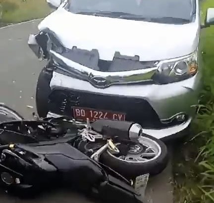 Motor Hilang Kendali Tabrak Mobnas di Jalan Lintas Kepahiang-Curup