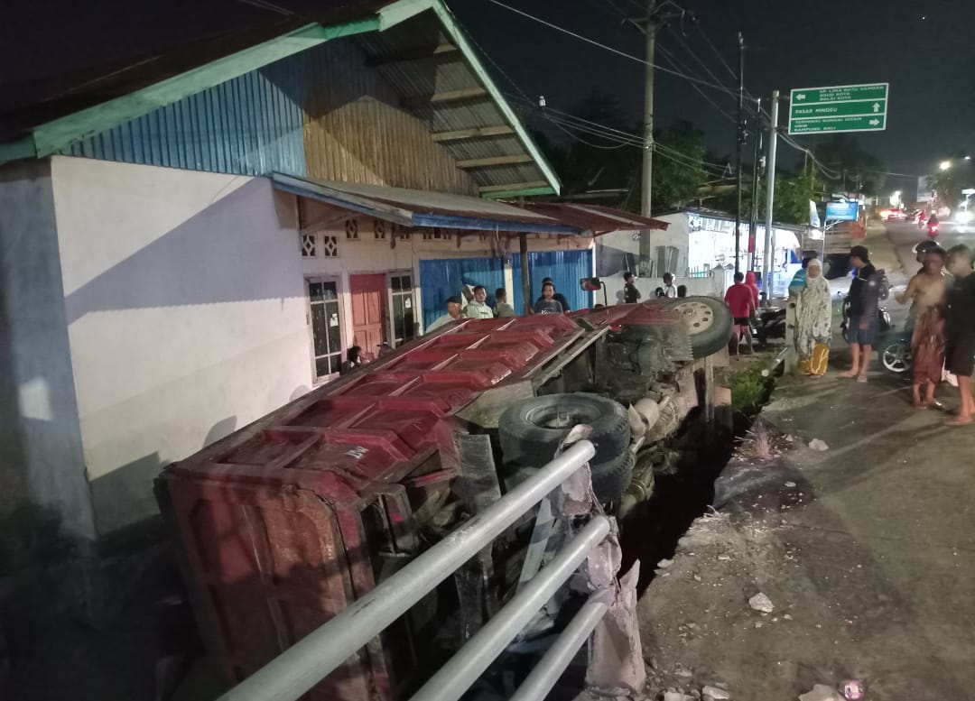 Mobil Pengangkut Pasir Terguling di Jalan Irian Kota Bengkulu, Nyaris Menimpa Rumah Warga