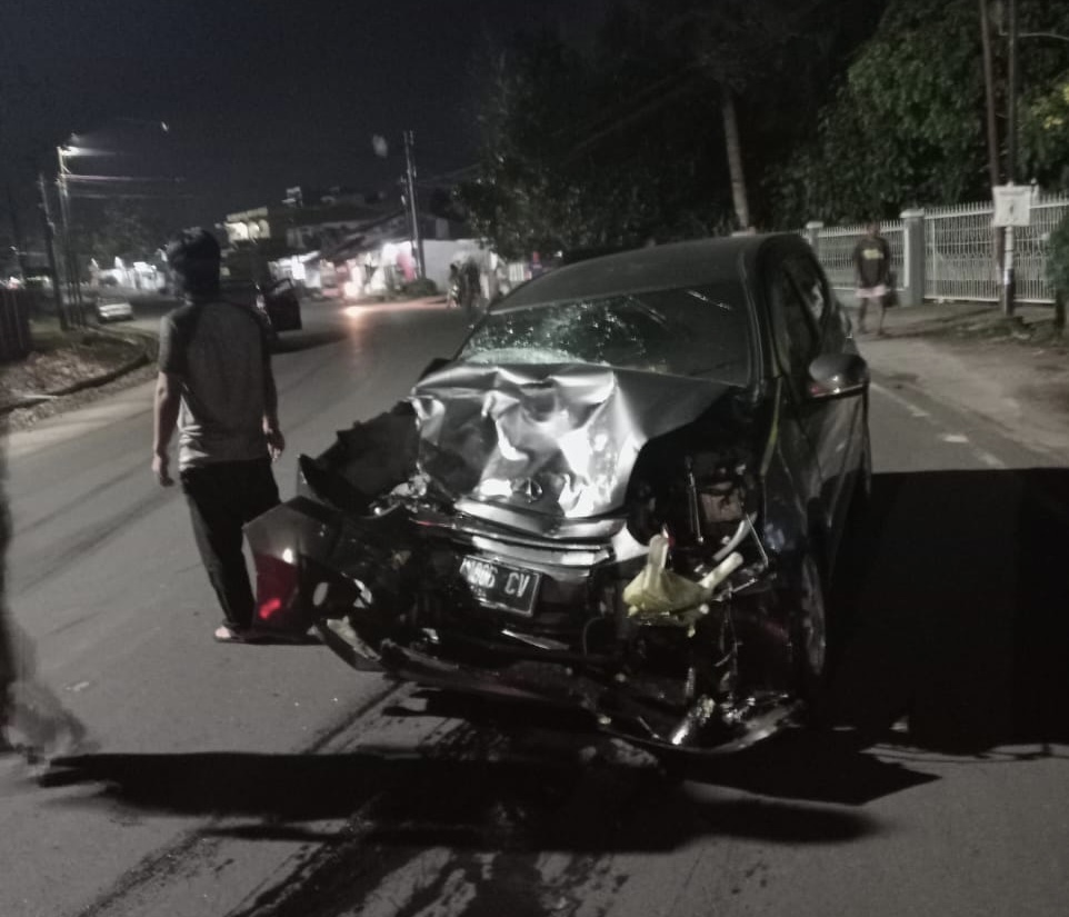 Dua Mobil Tabrakan Adu Banteng Tadi Malam, Kedua Sopir Luka