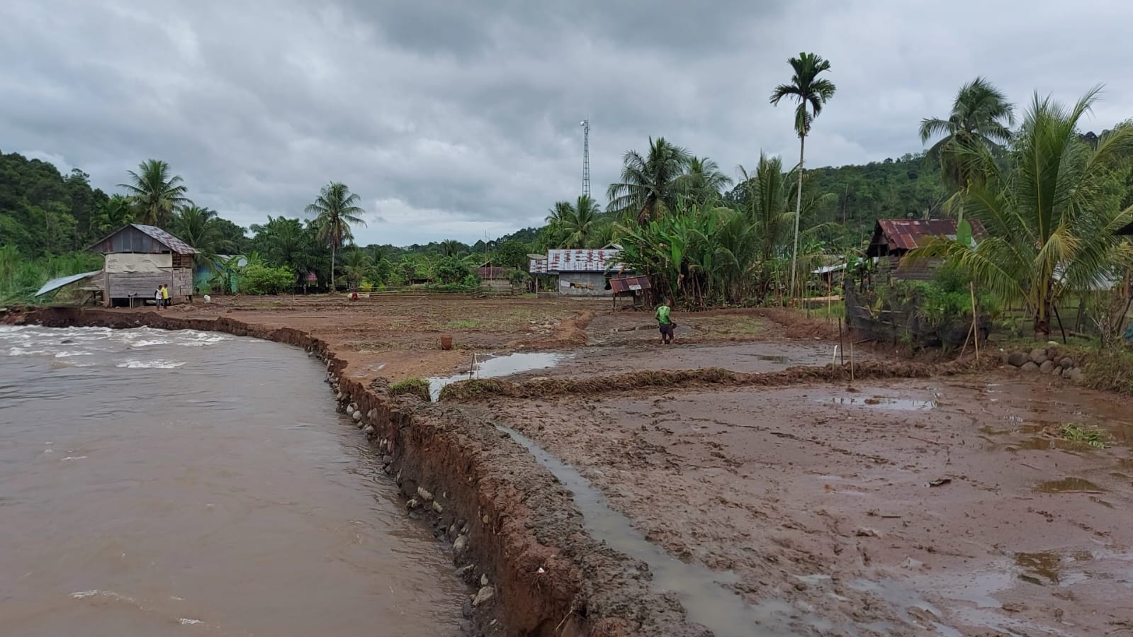 Pasca Banjir, Desa Rindu Hati Terancam Hanyut