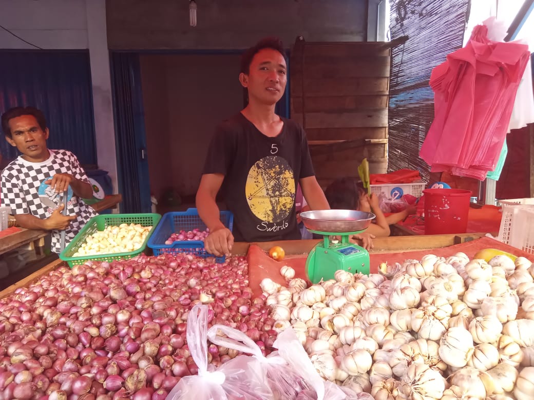 Pedagang di Pasar Panorama Tepis Isu Harga Bawang Merah Melonjak hingga Rp100.000 per Kg