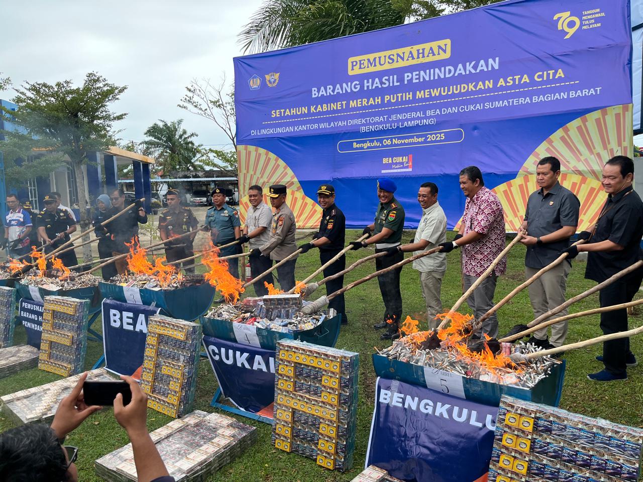Bea Cukai dan BIN Bengkulu Musnahkan Ribuan Rokok Ilegal dan Minuman Beralkohol Tanpa Izin