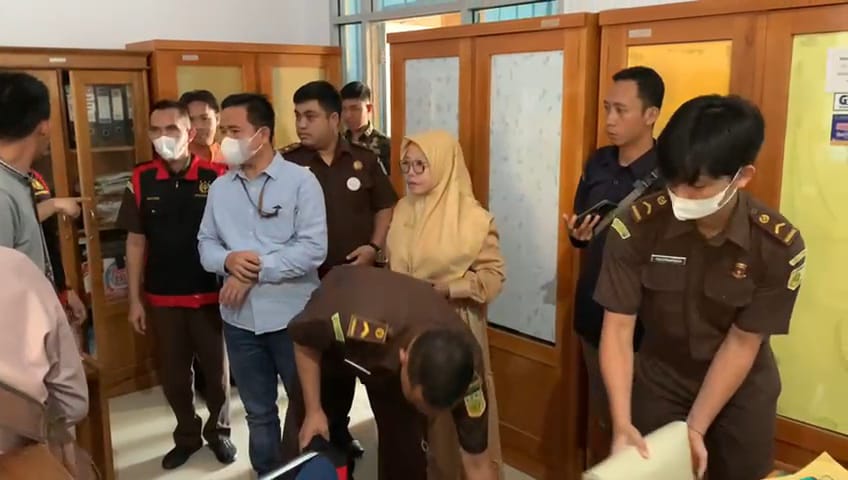 Kasus OTT, Kantor BKPSDM Digeledah Kejari, 2 Koper Berkas Diamankan 