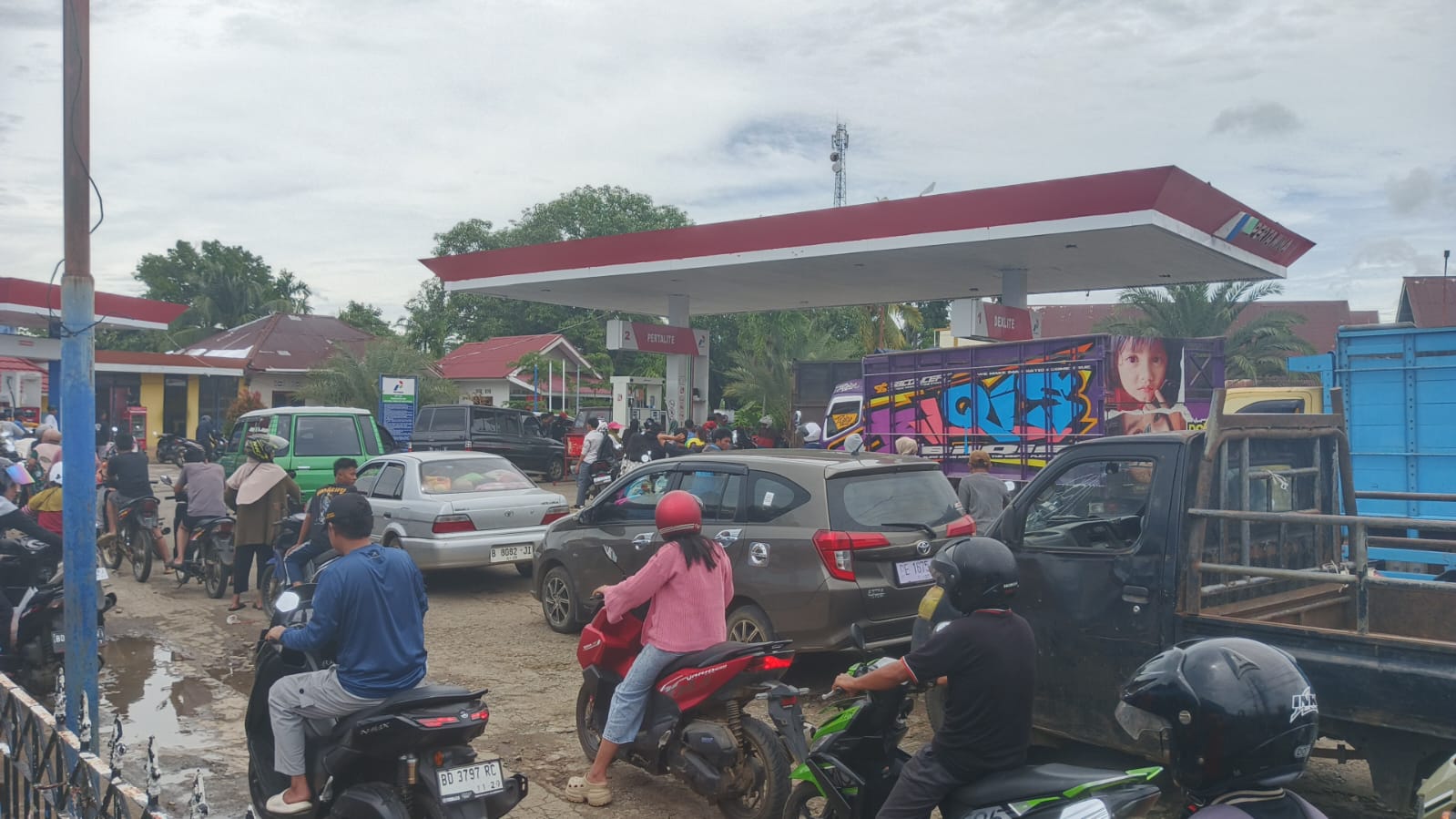 Sepekan Kelangkaan BBM, Antrean Kendaraan Masih Mengular di SPBU Tais