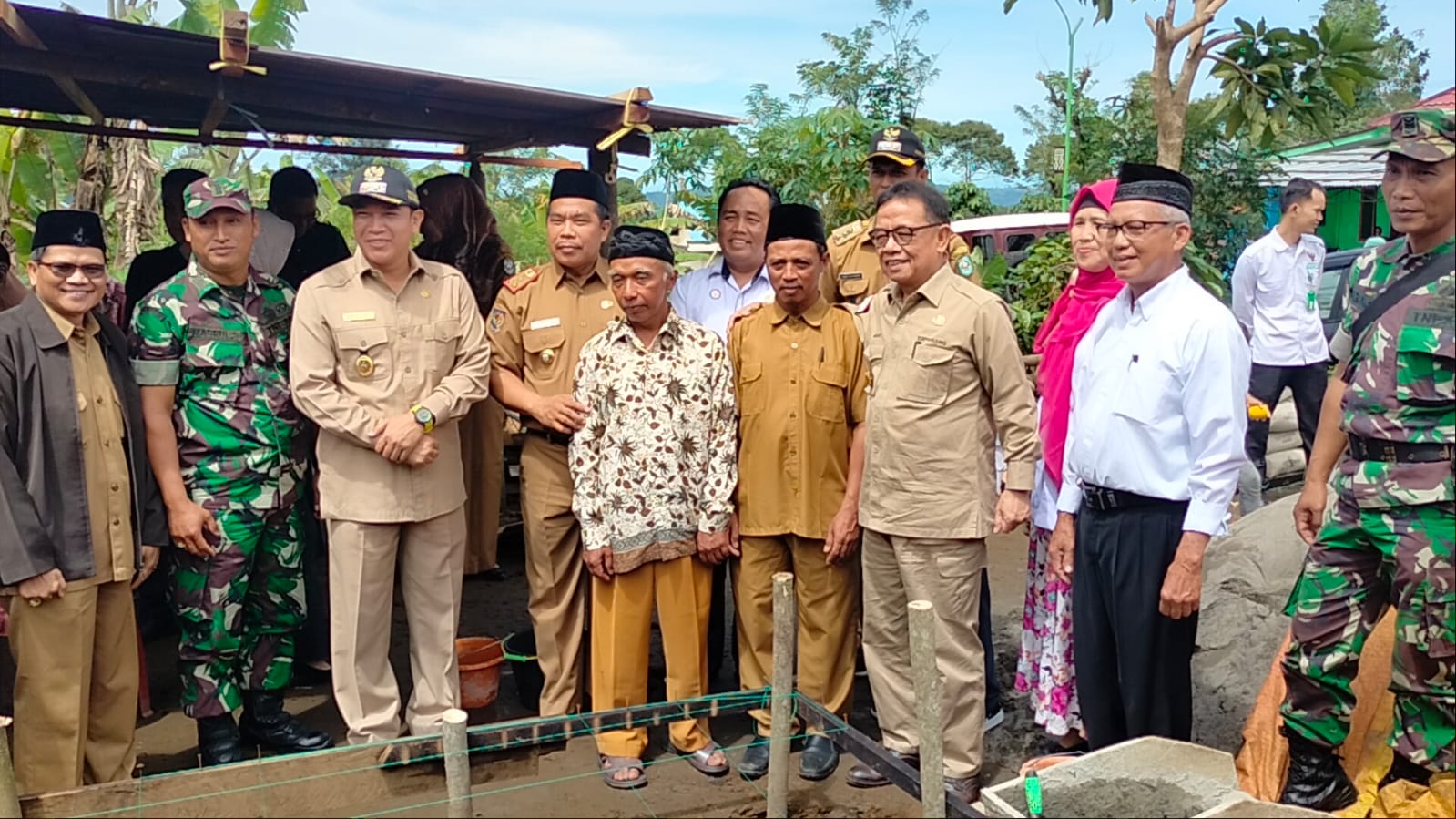 Bedah 3 Rumah, Bupati Letakkan Batu Pertama 